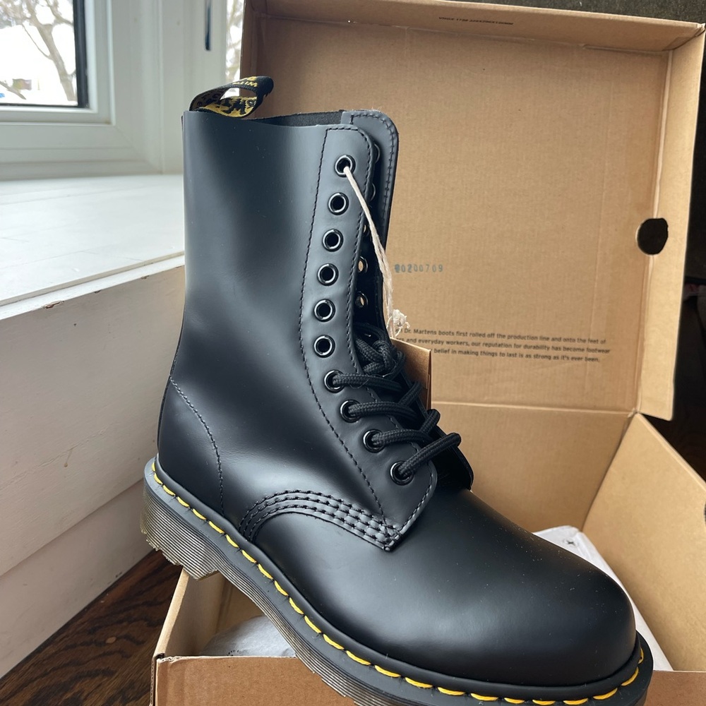 Doc Martens 1490 SMOOTH LEATHER MID CALF BOOTS Black Lace-Up Boots